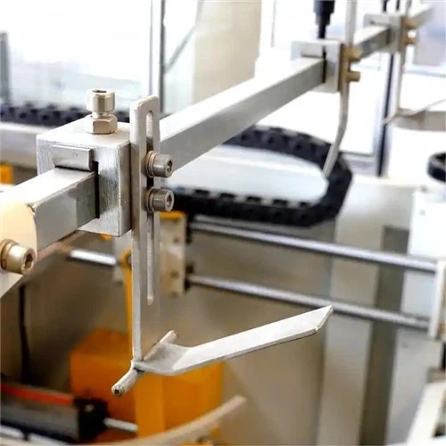 Sac de déchargement automatique piétinant et déchirant le sac